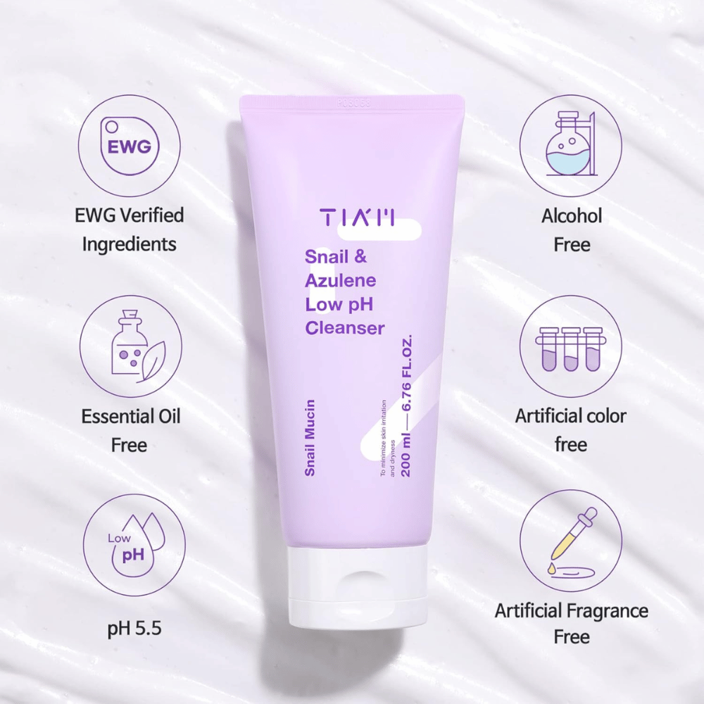 TIA'M Snail & Azulene Low pH Cleanser se muestra con símbolos de ingredientes verificados por EWG, nivel de pH bajo, y que el producto está libre de alcohol, perfume, colorantes y aceites esenciales.