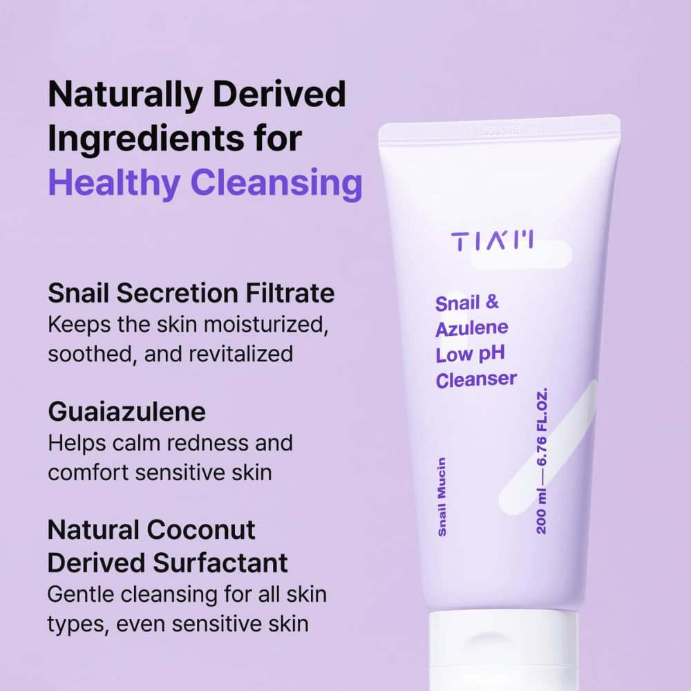 TIA'M Snail & Azulene Low pH Cleanser muestra ingredientes clave como secreción de caracol, guaiazuleno y tensioactivo a base de coco - sustancias de origen natural que hidratan, calman y limpian la piel suavemente.
