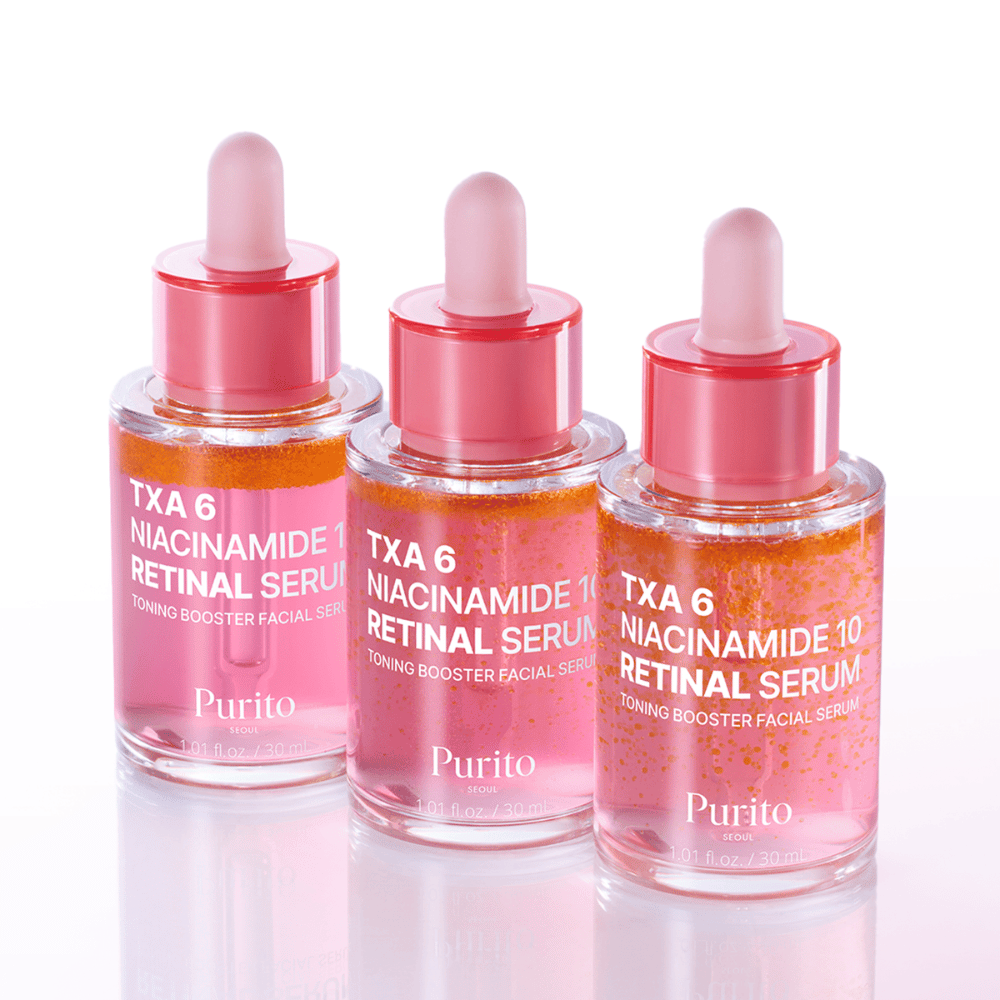 Tres botellas de Purito TXA 6 Niacinamide 10 Retinal Serum. Un suero facial que da brillo y uniformidad con efecto anti-envejecimiento.