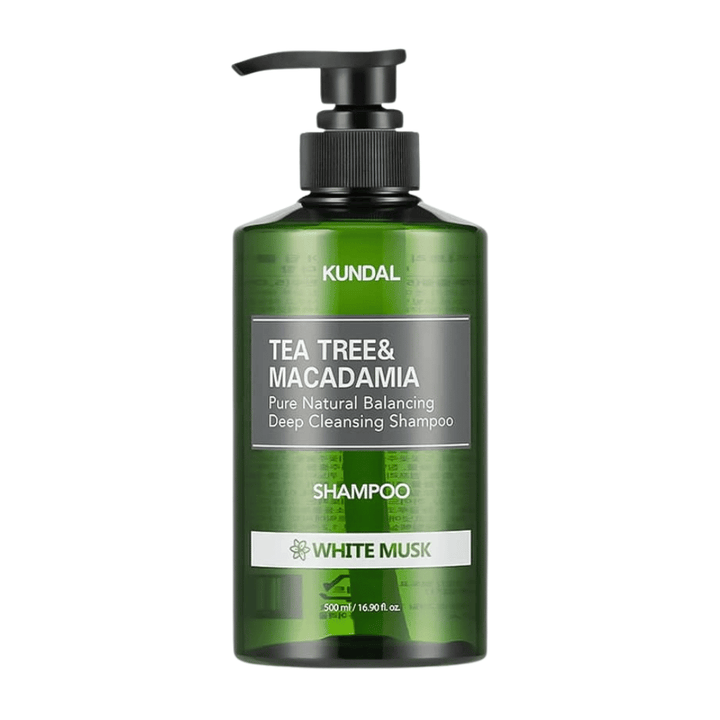 Imagen de producto recortada y elegante de KUNDAL Tea Tree & Macadamia Deep Cleansing Shampoo White Musk con botella verde transparente y diseño con dispensador.