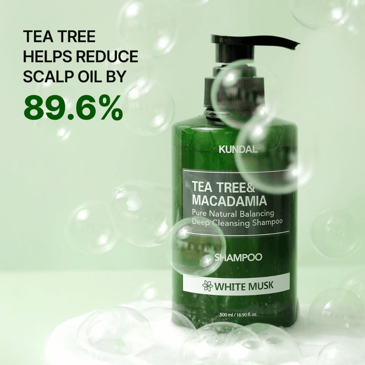 Imagen de producto con burbujas y estadísticas que muestran que tea tree ayuda a reducir el exceso de sebo en el cuero cabelludo para una sensación más fresca.