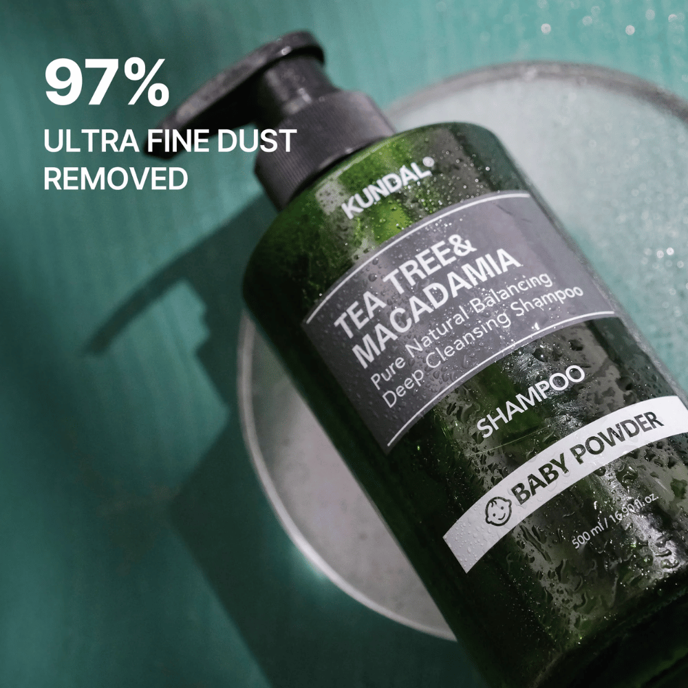 Primer plano de KUNDAL Tea Tree & Macadamia Shampoo con enfoque en las propiedades de limpieza profunda y en que el producto ayuda a eliminar partículas ultrafinas y suciedad.
