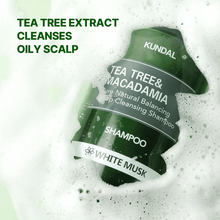 Imagen de producto con espuma y texto que destaca el efecto limpiador del extracto de tea tree para el cuero cabelludo graso y un cuidado equilibrado del cuero cabelludo.
