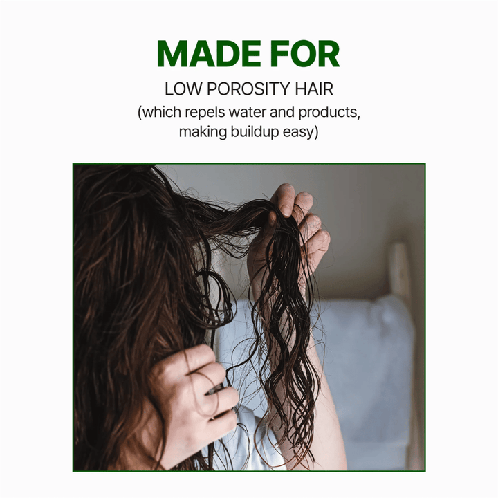 Imagen informativa de que el champú es apto para cabello con baja porosidad y ayuda a reducir los residuos de productos y la acumulación en el cabello y el cuero cabelludo.