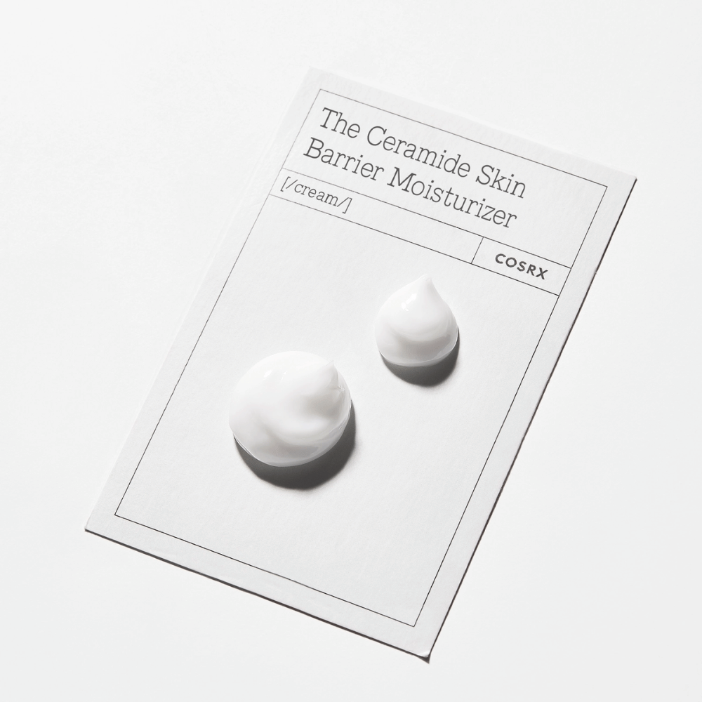 Textura de crema de COSRX The Ceramide Skin Barrier Moisturizer - crema facial emoliente que fortalece la barrera cutánea y previene la pérdida de humedad.