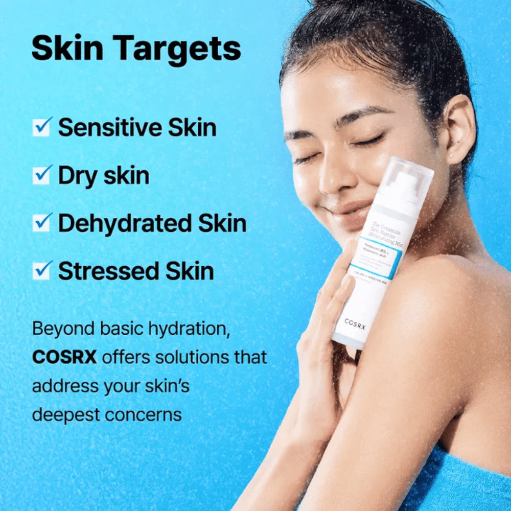 Mujer sostiene COSRX Ceramide Skin Barrier Mist – perfecto para piel sensible, seca y estresada que necesita humedad extra.