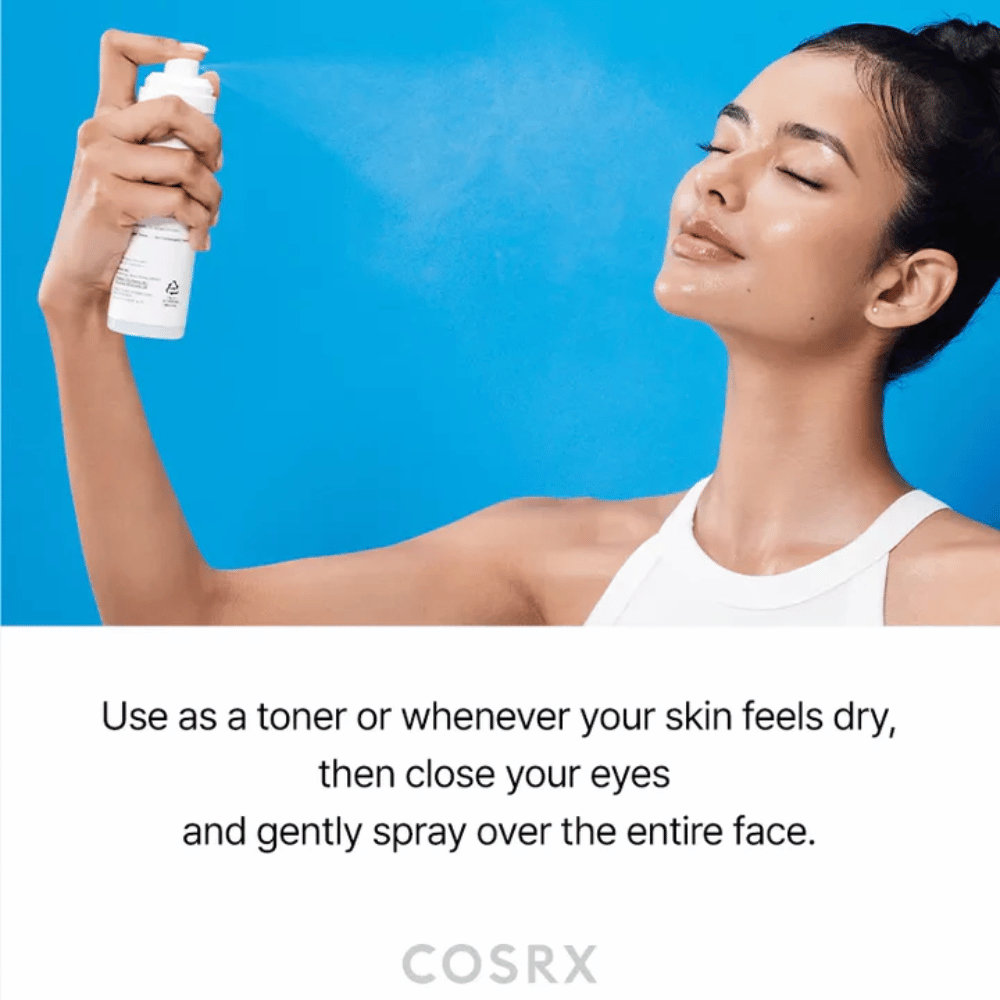 Mujer rocía COSRX Ceramide Skin Barrier Mist en el rostro para una hidratación rápida y sensación fresca.