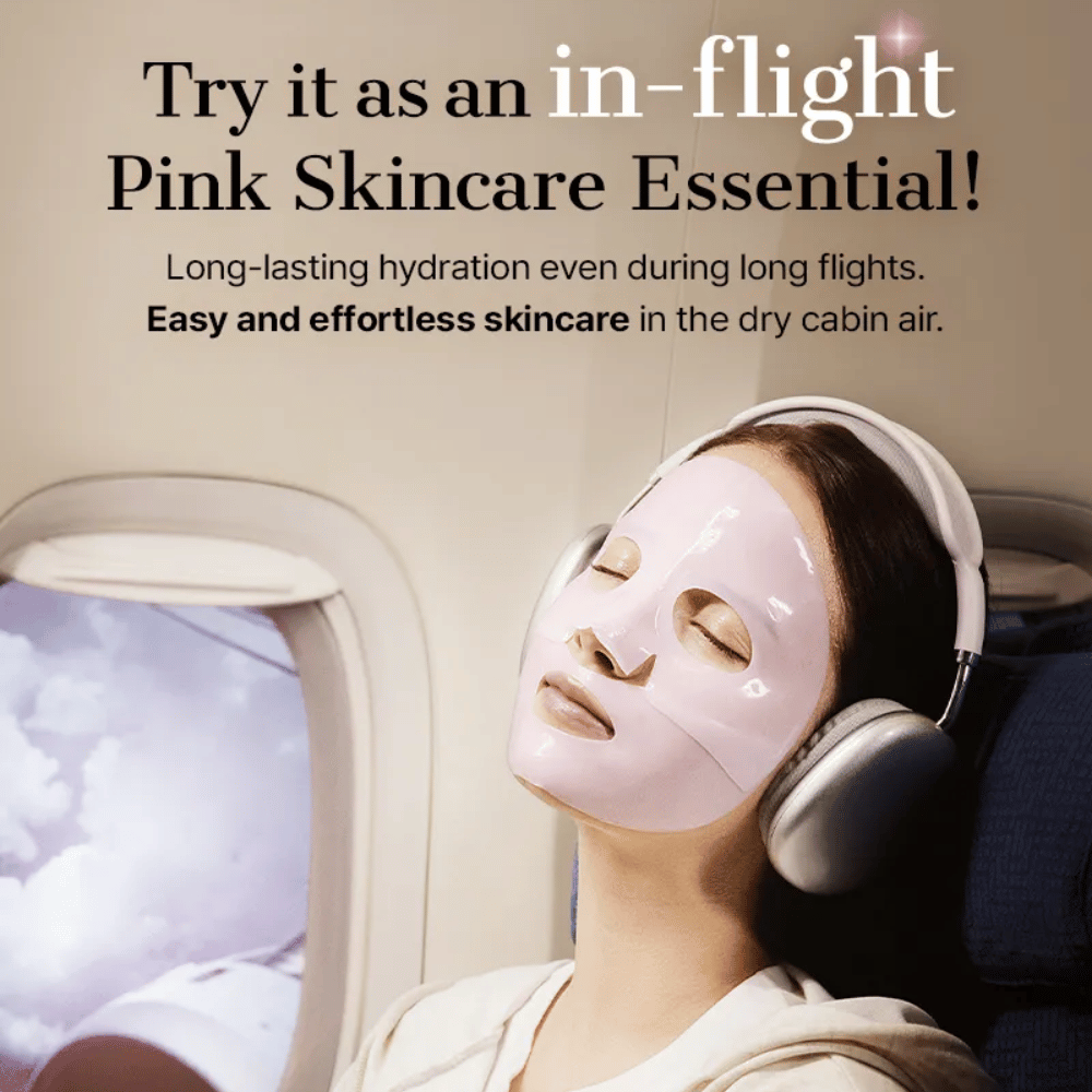 Mujer con mascarilla de hidrogel rosa de COSRX en un avión – mascarilla facial hidratante perfecta para vuelos largos.