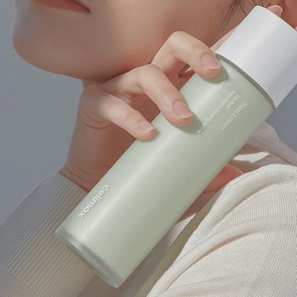 Celimax The Real Noni Hydra Firming Lotion es una loción efectiva que reafirma la piel y proporciona hidratación profunda. Enriquecida con extracto de Noni e ingredientes nutritivos, mejora la elasticidad de la piel y proporciona una piel fresca y radiante. ¡Perfecta para el uso diario para una piel suave e hidratada!