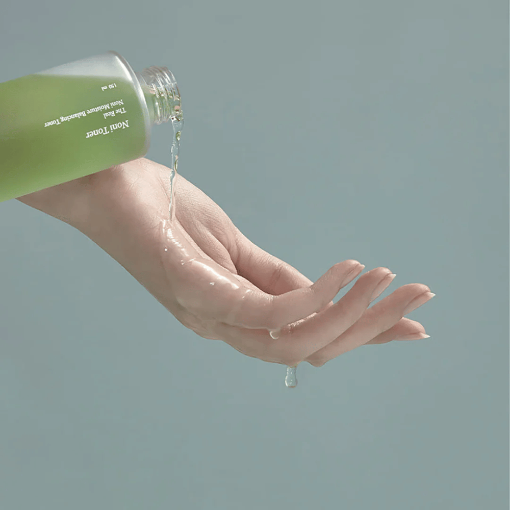 Celimax The Real Noni Moisture Balancing Toner es un tónico ligero y refrescante que hidrata y equilibra la piel. Está enriquecido con extracto de Noni que calma las irritaciones y mejora la textura de la piel.