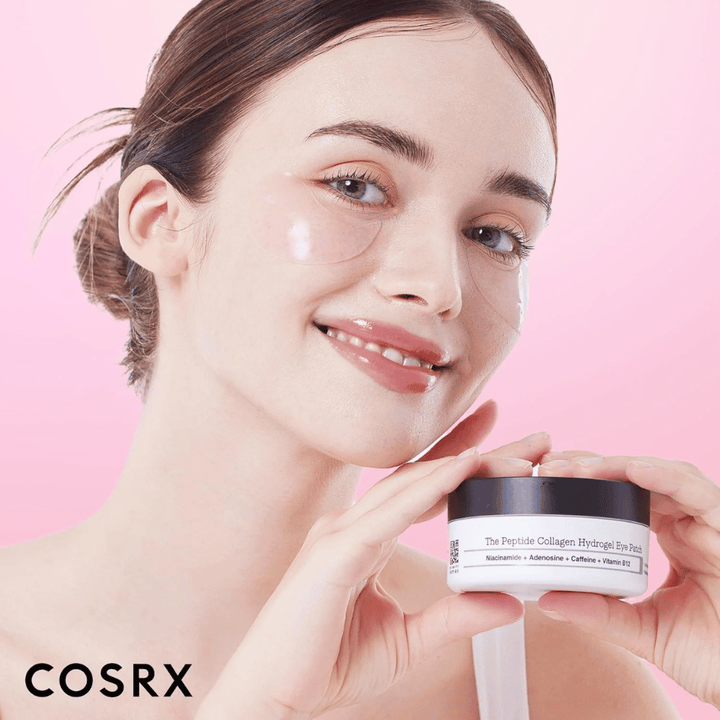 Modelo con COSRX Peptide Collagen Hydrogel Eye Patch – proporciona brillo e hidratación para la piel cansada debajo de los ojos.