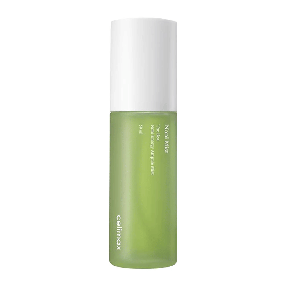 Celimax Noni Mist en una botella verde con tapón blanco. El producto, "The Real Noni Energy Ampule Mist," tiene una capacidad de 50 ml y se comercializa para proporcionar energía e hidratación a la piel.