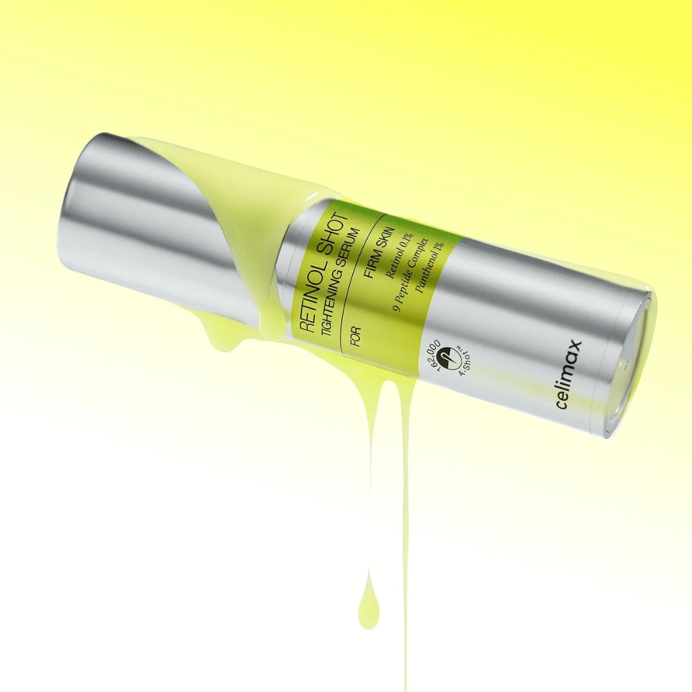 Imagen del producto de The Vita-A Retinol Shot Tightening Serum de Celimax con suero amarillo goteando por la botella sobre un fondo amarillo claro.
