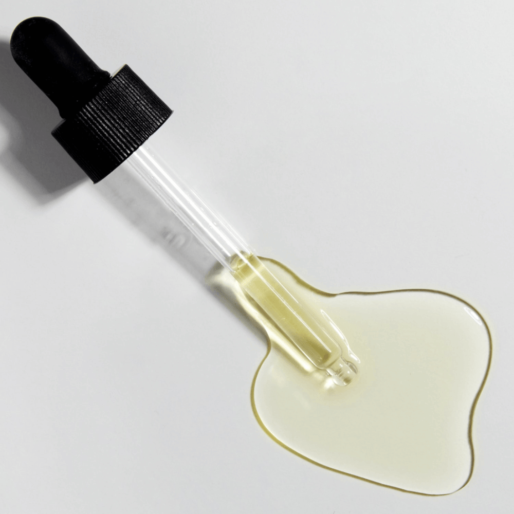Primer plano de pipeta con COSRX The Vitamin C 13 Serum y fórmula dorada de vitamina C, suero concentrado con vitamina E y ácido hialurónico.