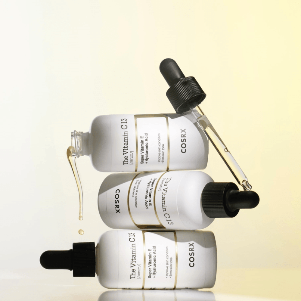COSRX The Vitamin C 13 Serum con vitamina E y ácido hialurónico, tres frascos con pipeta y gotas de suero de vitamina C para tono de piel desigual y brillo.