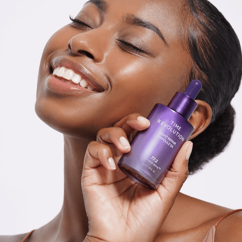 4. MISSHA Time Revolution Night Repair Ampoule 5X – modelo sostiene sérum nocturno morado para cuidado facial y luminosidad