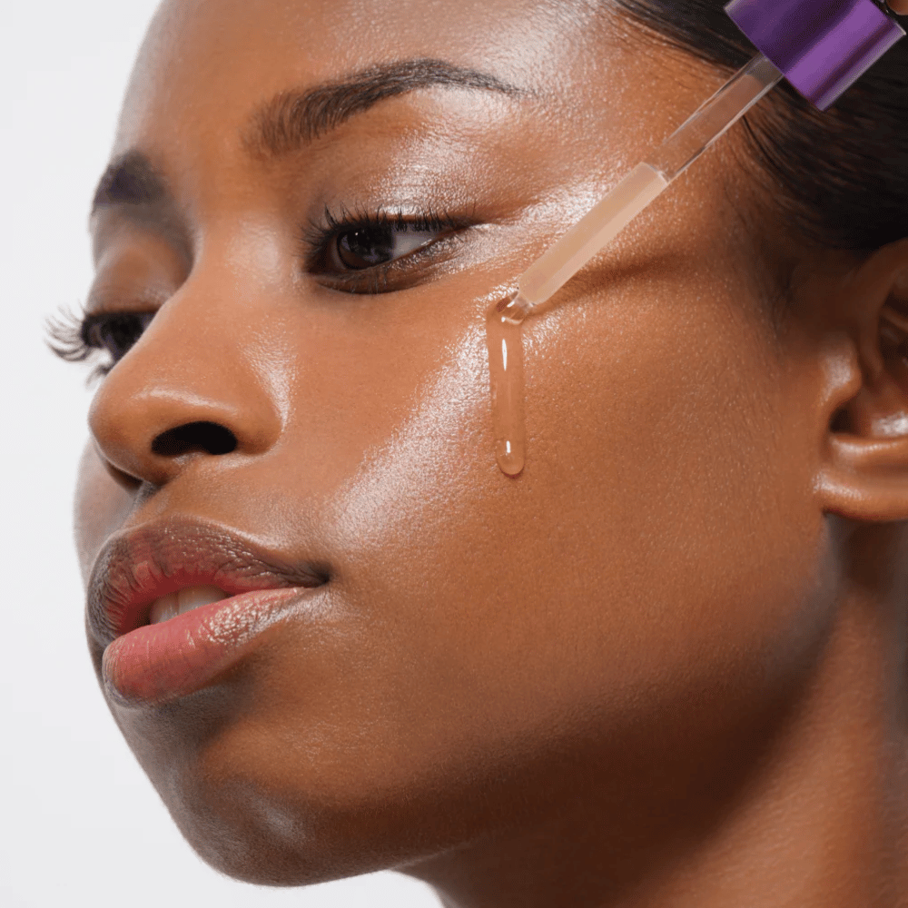 2. MISSHA Time Revolution Night Repair Ampoule 5X – sérum facial hidratante aplicado con pipeta en la mejilla
