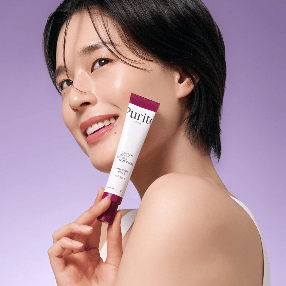 Purito Timeless Bloom Retinol Spot Cream es un tratamiento dirigido que contiene retinol para reducir las líneas finas y mejorar la elasticidad de la piel. Con ingredientes hidratantes, restaura el brillo de la piel y refuerza la barrera, perfecto para piel madura o como rutina anti-envejecimiento.