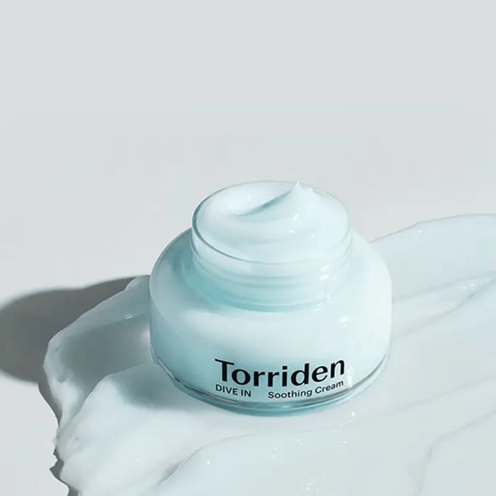Torriden DIVE-IN Low Molecular Hyaluronic Acid Soothing Cream 100ml proporciona hidratación duradera en una superficie blanca.