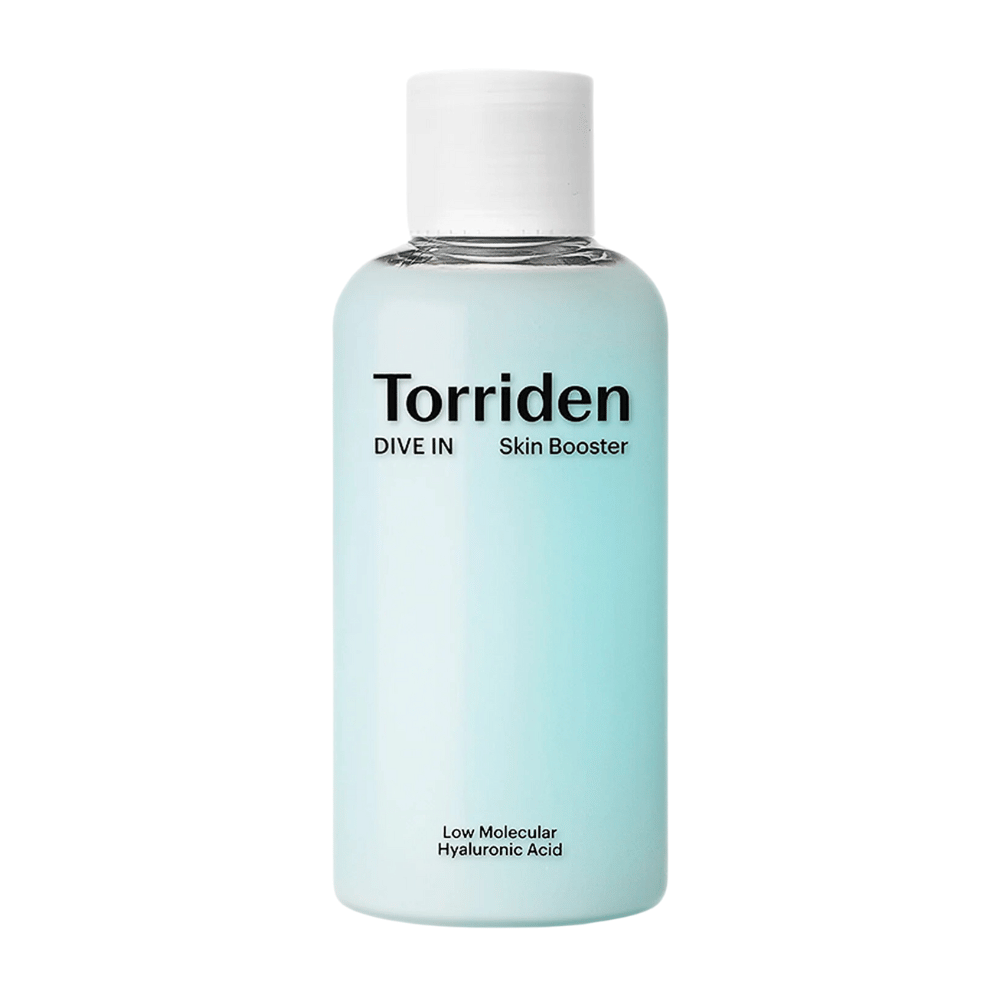 Una botella de producto para el cuidado de la piel etiquetada como "Torriden DIVE IN Skin Booster" con ácido hialurónico de bajo peso molecular.
