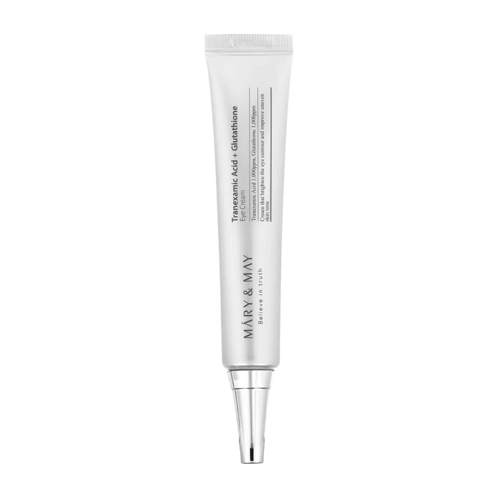 Imagen del producto de un tubo blanco de MARY & MAY con "Tranexamic Acid + Glutathione Eye Cream". El texto en el envase destaca sus propiedades para iluminar y tratar el área alrededor de los ojos. El tubo está diseñado para una aplicación sencilla y precisa.