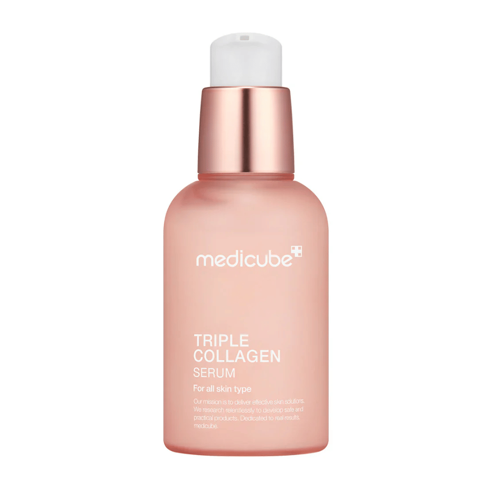 Una botella rosa de Medicube Triple Collagen Serum, diseñada para todo tipo de piel. La botella de vidrio esmerilado y suave con un tapón rosa metálico y una bomba blanca ofrece un aspecto elegante, y el texto resalta la fórmula de triple colágeno del sérum.