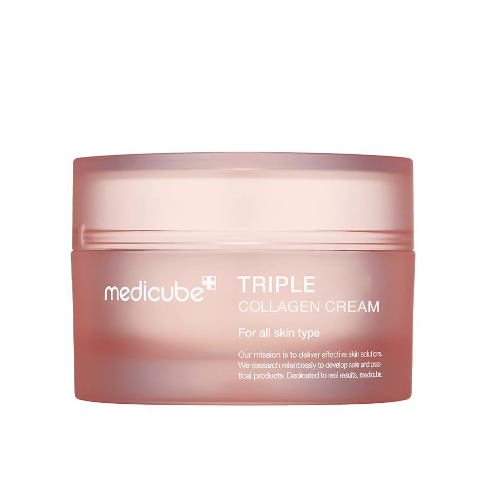 La imagen muestra un contenedor de Medicube Triple Collagen Cream. Esta crema facial está desarrollada para todo tipo de piel y promete mejorar la elasticidad y el nivel de humedad de la piel. El diseño es minimalista con un tono rosa suave en el empaque.