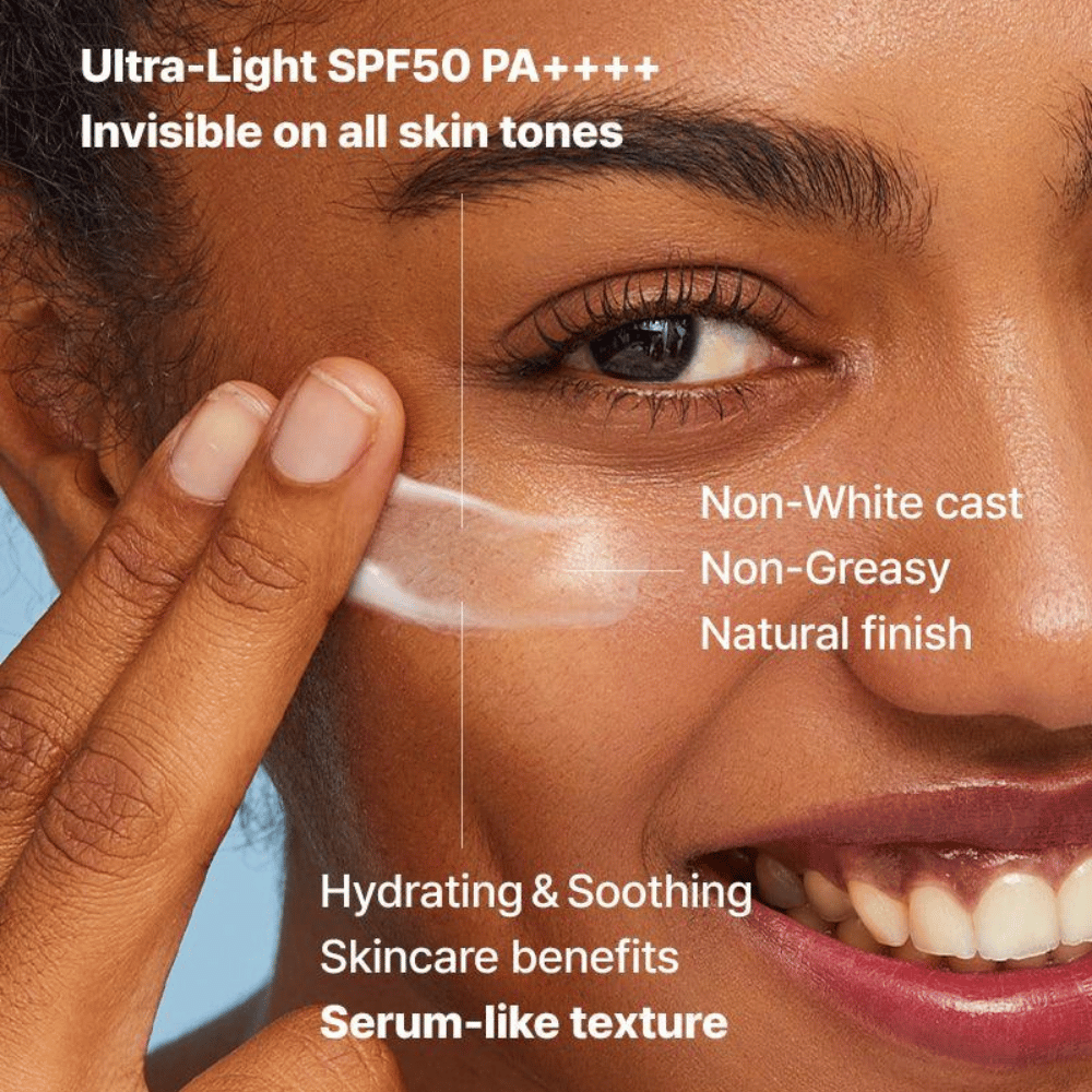 Primer plano de una mujer aplicando un protector solar transparente con los dedos; el texto destaca SPF50 PA++++, sin rastro blanco, acabado natural y textura hidratante similar a un suero.