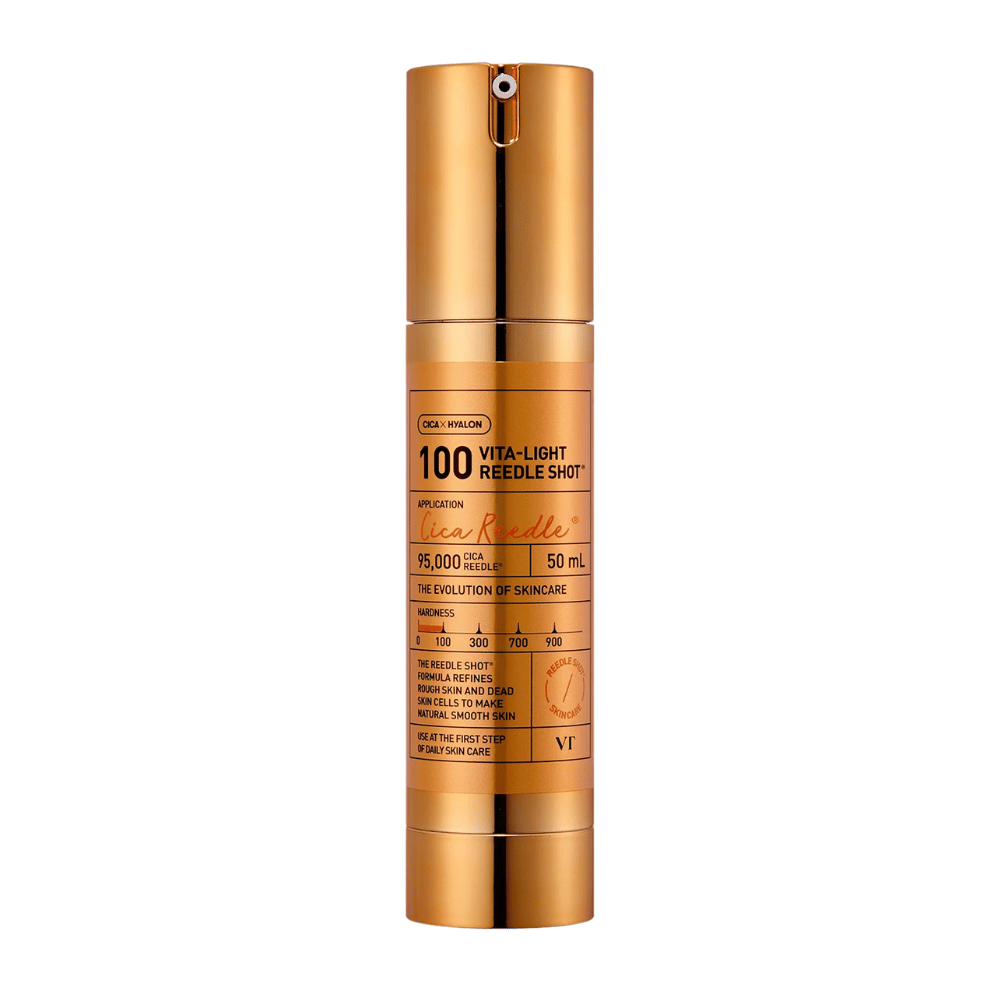 Botella dorada VT Cica Hyalon Vita-Light Reedle Shot 100hL, 50 ml, con bomba y texto impreso al frente sobre los ingredientes y uso del producto.