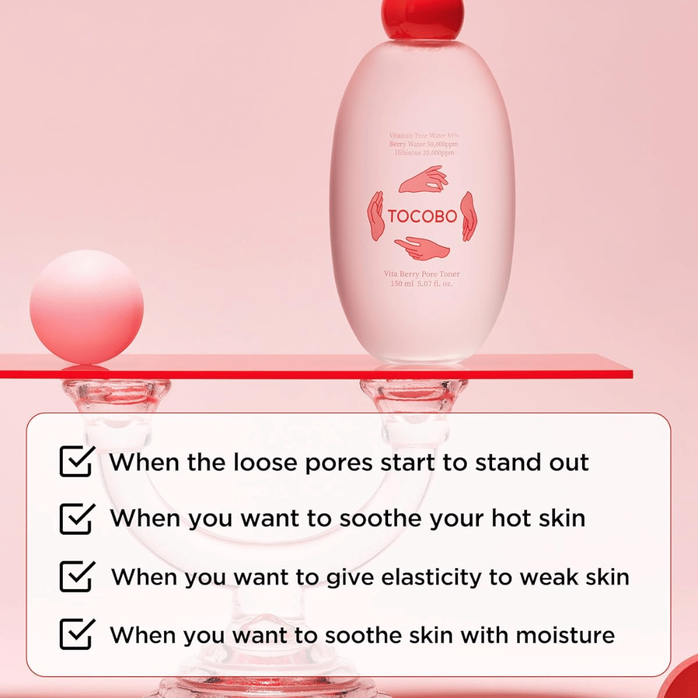 Imagen de producto de TOCOBO Vita Berry Pore Toner colocada sobre un elegante podio rosa con enfoque en el cuidado de la piel para los poros, la hidratación y el efecto calmante para la piel.
