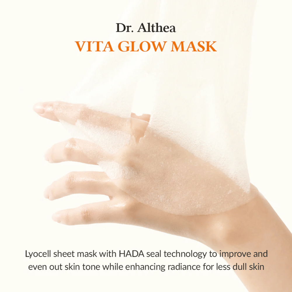 Mano sostiene un lyocell Sheet mask de Dr. Althea Vita Glow Mask. La mascarilla mejora el brillo y la uniformidad de la piel con tecnología HADA Seal.