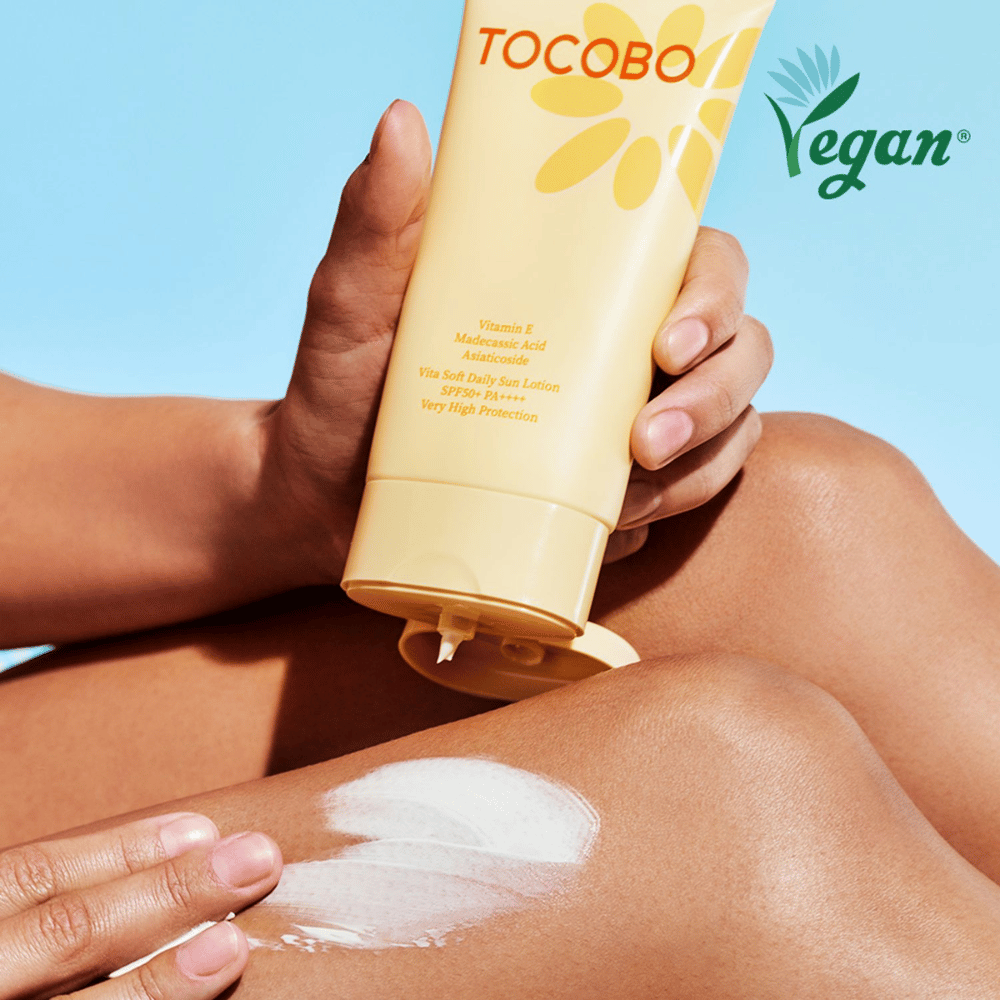 Aplicación de Tocobo Vita Soft Daily Sun Lotion sobre la piel con una fórmula ligera que se absorbe rápidamente sin dejar sensación pegajosa y proporciona protección SPF50+