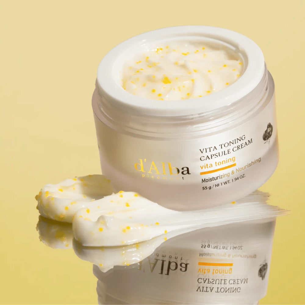 d’Alba Vita Toning Capsule Cream textura – crema facial con cápsulas blancas que se funden en la piel y ayudan a hidratar y proporcionar un tono de piel más claro.