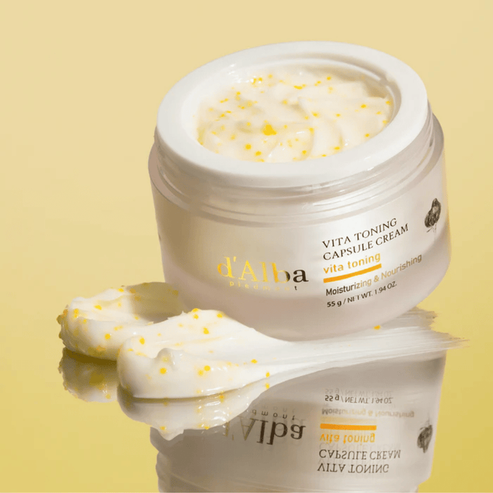 d’Alba Vita Toning Capsule Cream textura – crema facial con cápsulas blancas que se funden en la piel y ayudan a hidratar y proporcionar un tono de piel más claro.