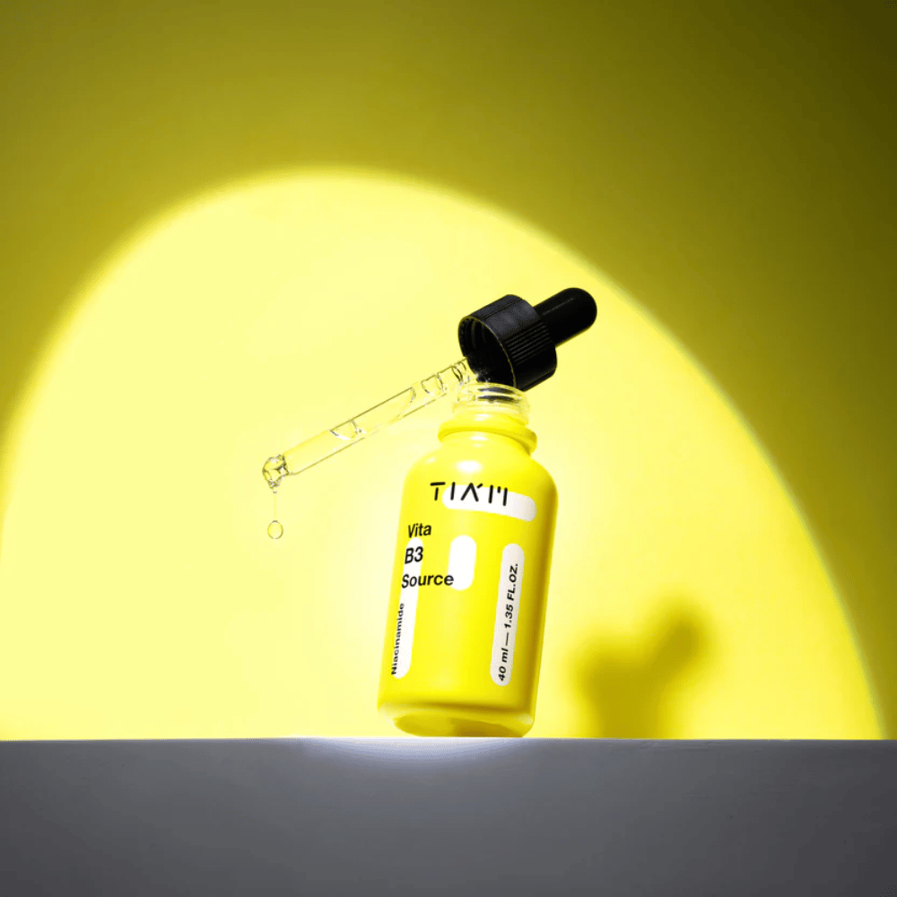 TIA'M Vita B3 Source – suero de niacinamida en botella amarilla con pipeta, diseñado para iluminar la piel y dar un tono más claro.