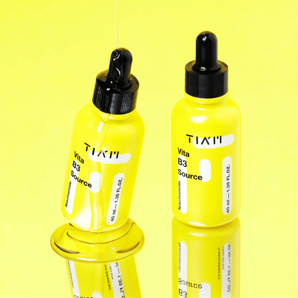 TIA'M Vita B3 Source – dos botellas amarillas con suero de niacinamida que aporta brillo, iguala el tono de la piel y reduce las manchas de pigmentación.