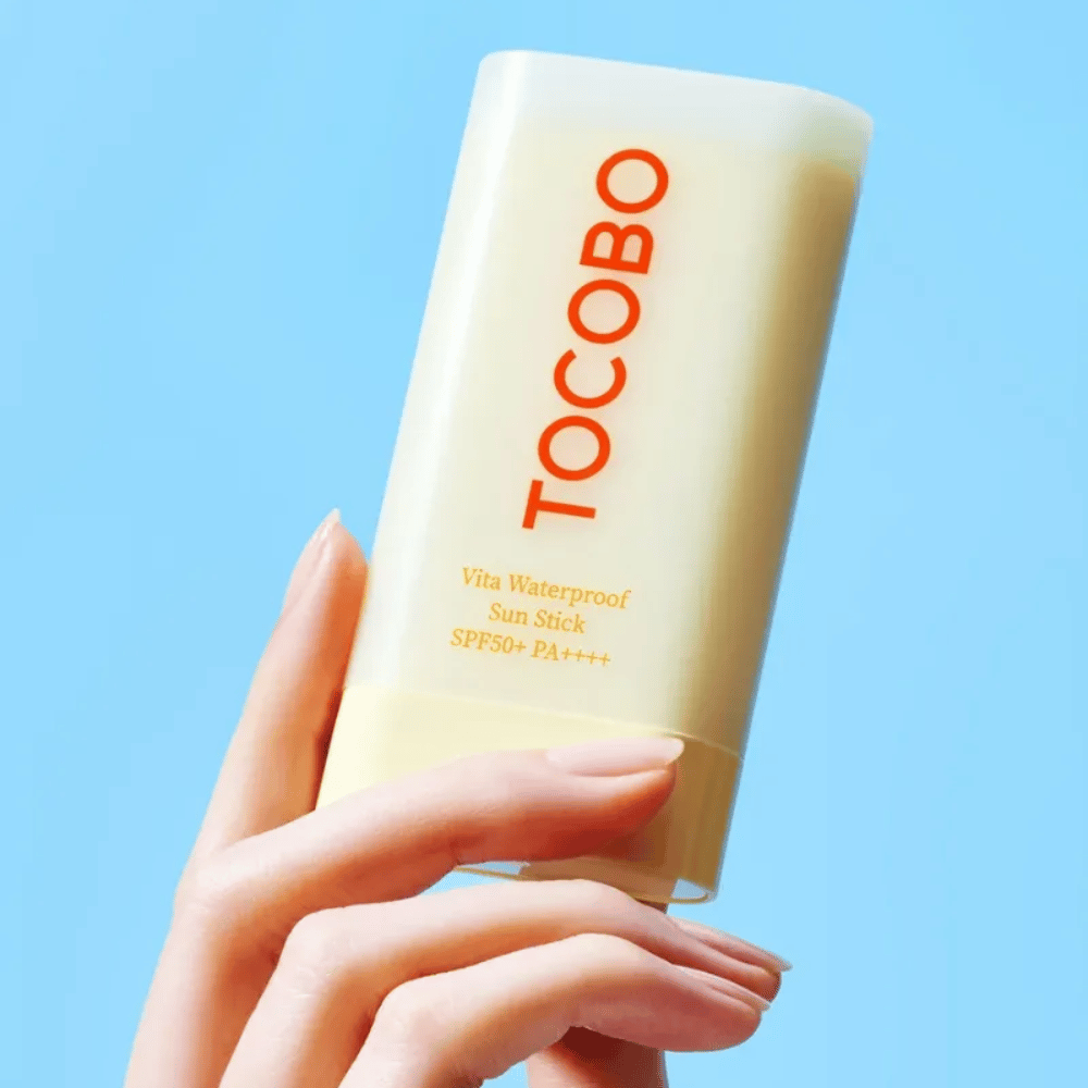 TOCOBO Vita Waterproof Sun Stick brinda protección efectiva con SPF50+ PA++++. Perfecto para pieles sensibles, se absorbe sin dejar residuos y es resistente al agua para días activos.
