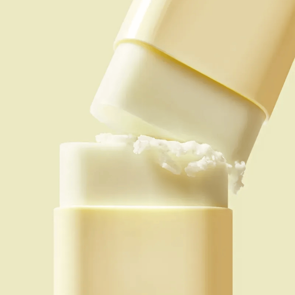 TOCOBO Vita Waterproof Sun Stick ofrece protección solar de amplio espectro en un formato de barra práctico. Rico en vitamina E y extractos vegetales para una piel suave y protegida.