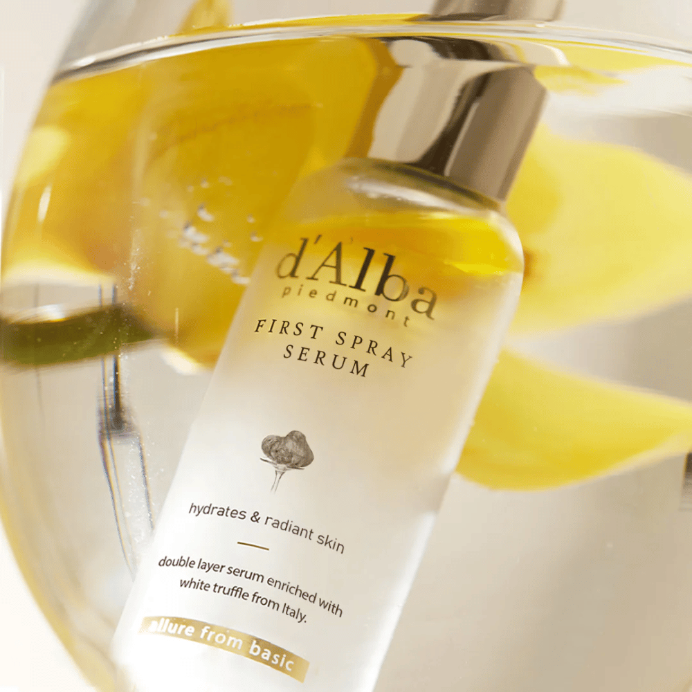 d'Alba White Truffle First Spray Serum ofrece un refrescante spray con hidratación intensa y luminosidad radiante, gracias a su formulación única con extracto de trufa blanca de Italia. Perfecto para dar a la piel un rápido refresco y nutrición durante el día.