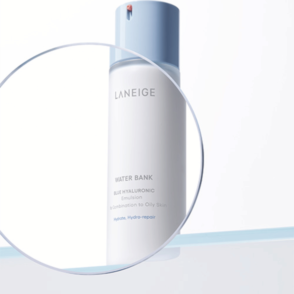LANEIGE Water Bank Blue Hyaluronic Emulsion con bomba azul claro, vista a través de un vidrio ampliado sobre fondo blanco con borde azul.