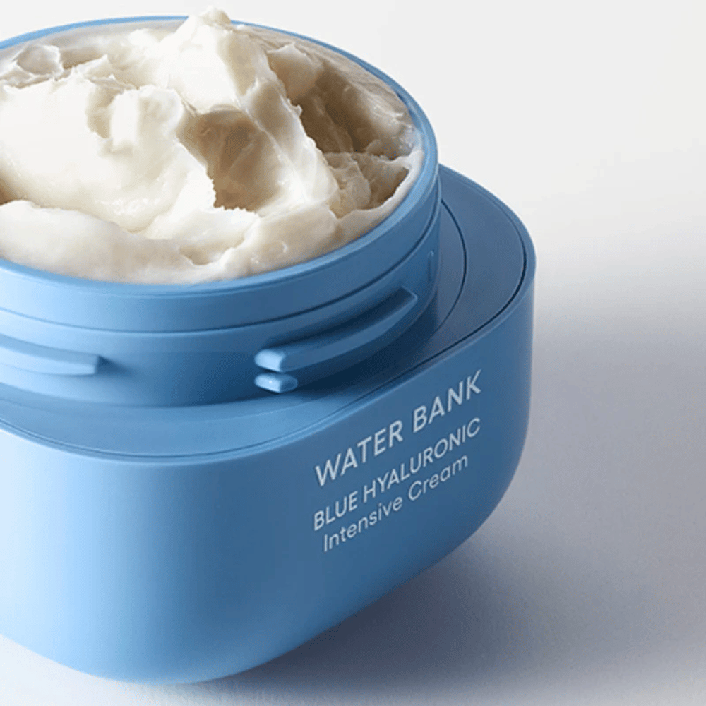Frasco abierto de LANEIGE Water Bank Blue Hyaluronic Intensive Cream que muestra la rica consistencia cremosa, sobre fondo claro.