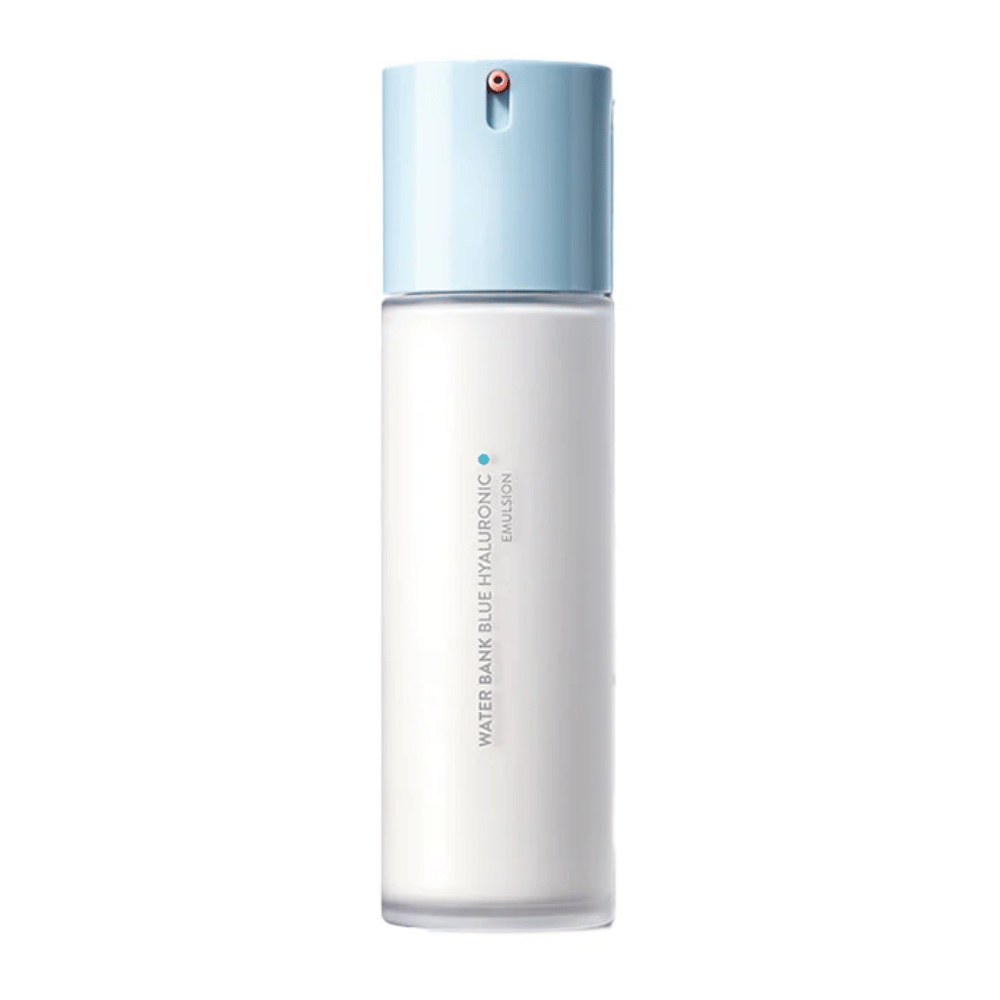 LANEIGE Water Bank Blue Hyaluronic Emulsion en botella blanca con bomba azul claro y diseño minimalista, aislada sobre fondo blanco.