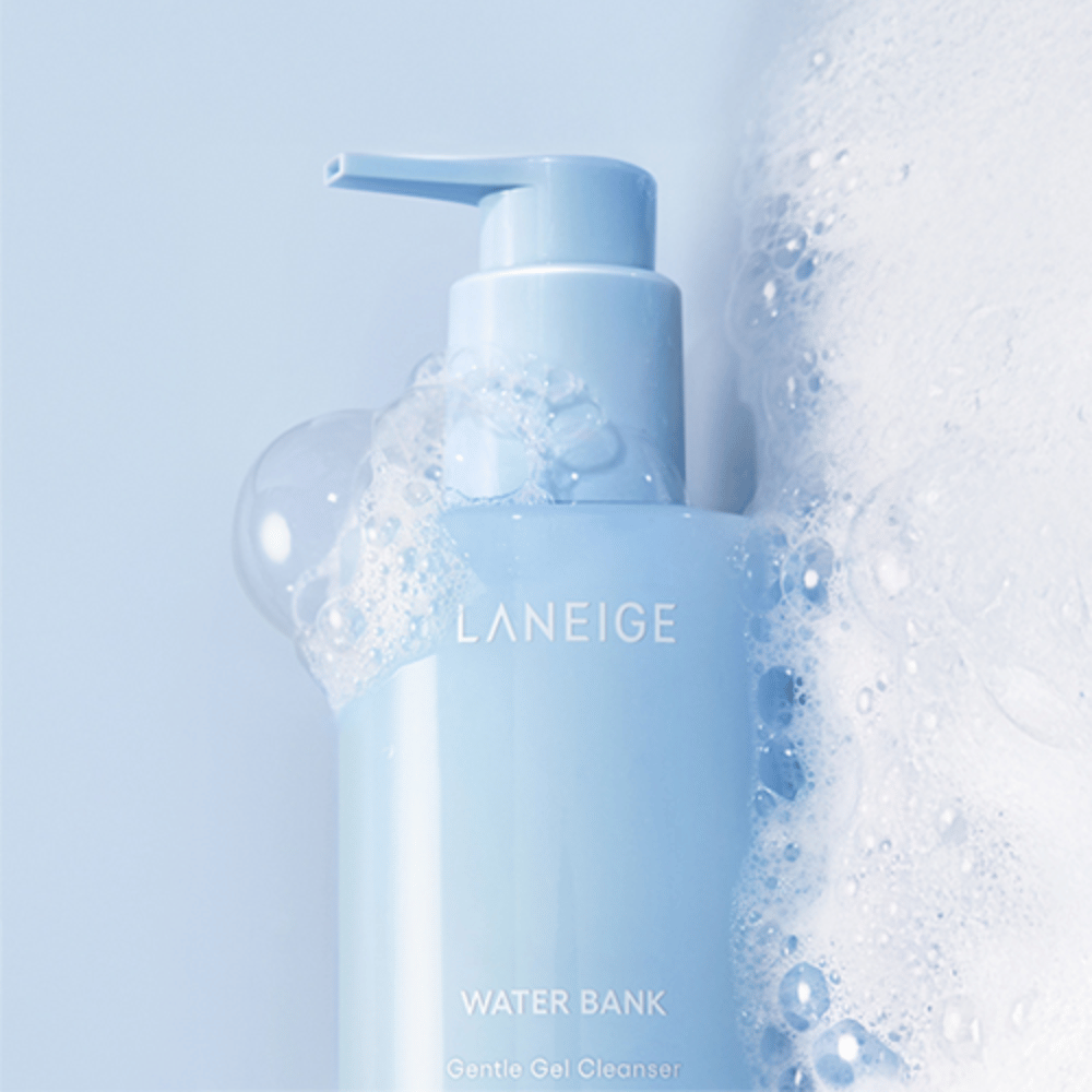 LANEIGE Water Bank Gentle Gel Cleanser cubierto de espuma y burbujas sobre fondo azul claro, lo que indica limpieza y frescura.