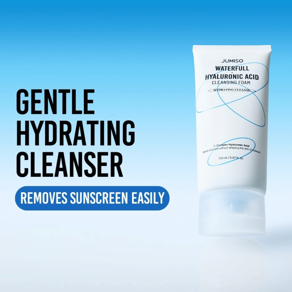 Imagen del producto Jumiso Waterfull Hyaluronic Acid Cleansing Foam sobre fondo azul. El enfoque está en una limpieza facial suave e hidratante que elimina eficazmente el protector solar y las impurezas diarias.