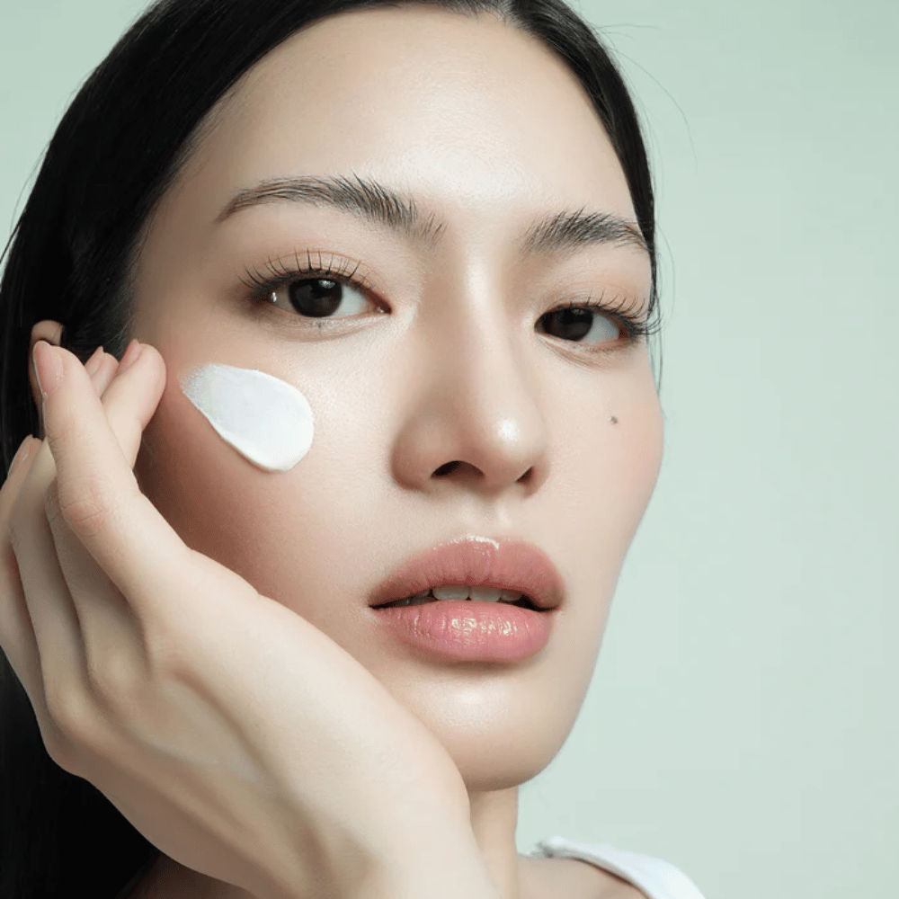 Modelo aplica d’Alba Waterfull Mild Sun Cream SPF 50+ en el rostro. Protector solar ligero e hidratante con filtro mineral, perfecto para uso diario y piel sensible.