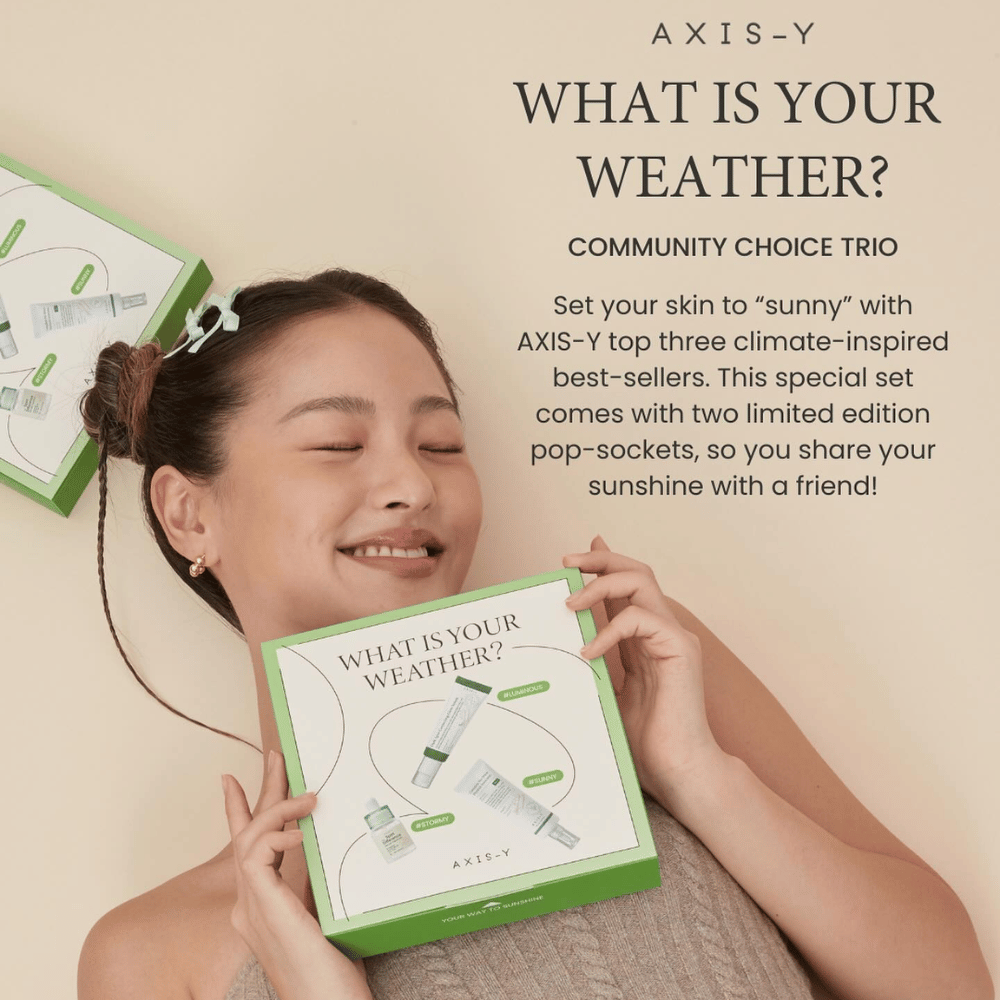 Una mujer muestra AXIS-Y Kit de cuidado de la piel "What is your weather?" que incluye tres productos principales inspirados en el clima y dos ediciones limitadas de pop-sockets para compartir con un amigo.