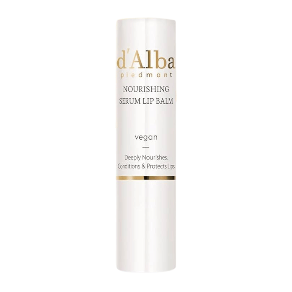 Imagen del producto en d'Alba Nourishing Serum Lip Balm en empaque blanco y dorado con el texto "vegano" y "Nutre, acondiciona y protege profundamente los labios".