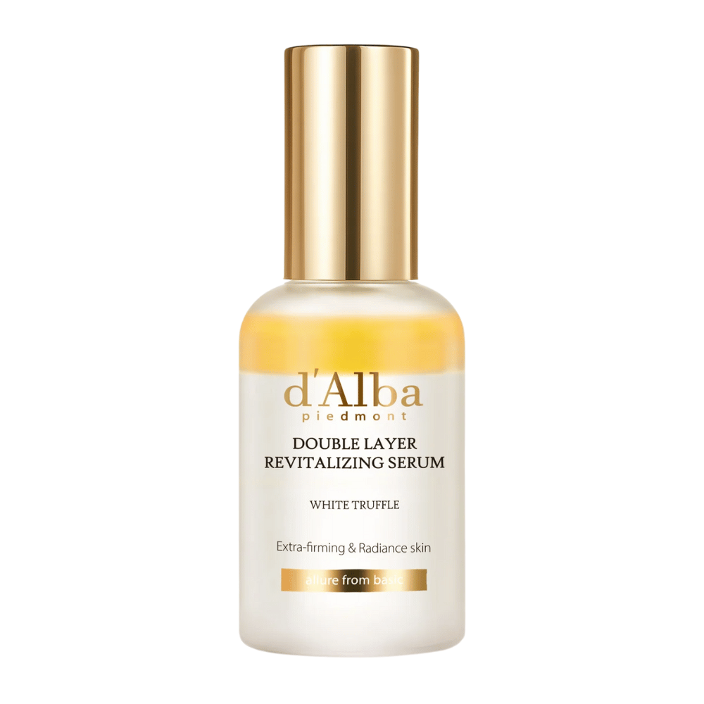 Imagen aislada de d'Alba Double Layer Revitalizing Serum White Truffle en botella de vidrio con tapa dorada, suero para el cuidado de la piel para firmeza y brillo.
