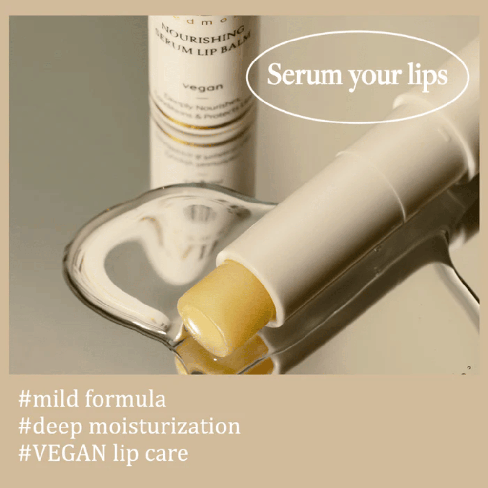 d'Alba Nourishing Serum Lip Balm en primer plano sobre un espejo con texto sobre fórmula suave, hidratación profunda y cuidado labial vegano.