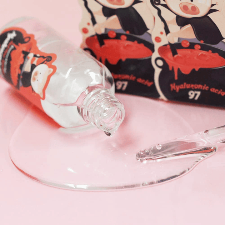 Primer plano de Elizavecca Hyaluronic Acid 97 con pipeta y textura de suero claro que se absorbe rápidamente e hidrata la piel en profundidad.